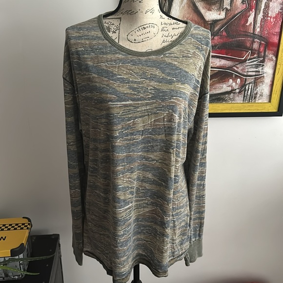 Free People Women's Tee Shirts Camo Arielle Long Sleeve Tee Gray Size X-Small